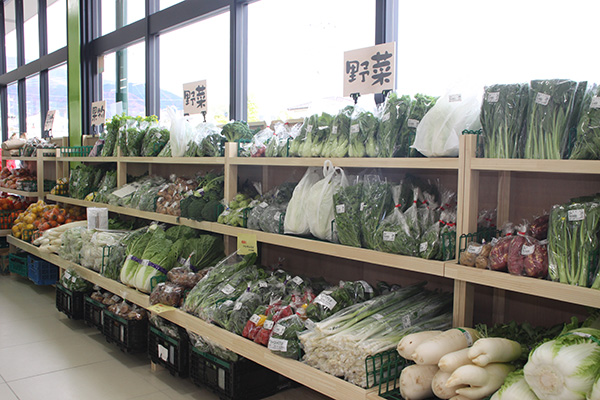 生鮮野菜や精肉は国産を中心に販売しており、地元の農家から仕入れた地場野菜を扱っているのが特徴。